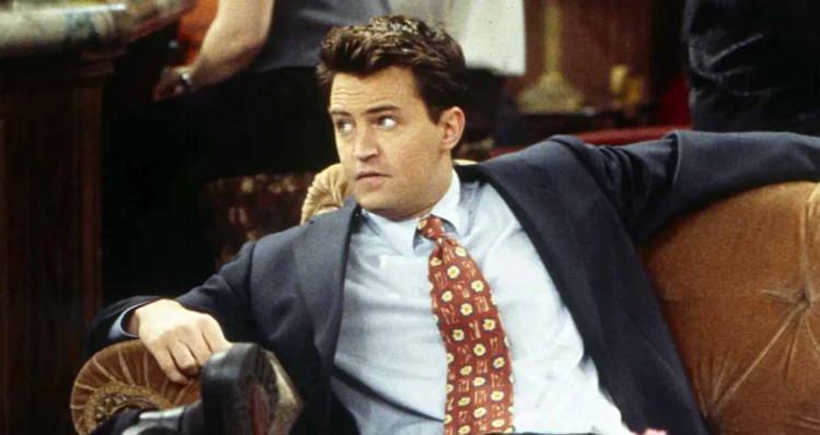 <p><strong> 9. Matthew Perry- 18 milyon dolar</strong></p>

<p>Friends dizisinde 11 sezon boyunca Chandler Bing karakterini oynayan ünlü isim jakuzide trajik bir şekilde hayatını kaybetmiş, yapılan otopside ise aşırı derecede ketamin kullanması nedeniyle hayatını kaybetmişti.  Bağımlılıkla mücadeleyi anlatan <strong>"Friends, Lovers and the Big Terrible Thing"</strong> kitabını yazan ve 2022 yılında yayınlayan ünlü aktör ise telif hakları nedeniyle ölümünden sonra bile gelir sağlamaya devam ediyor.</p>
