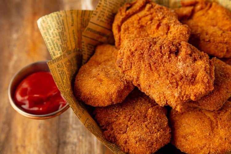 <p><span style="color:#FF0000"><strong><em>5- TAVUK NUGGET</em></strong></span></p>