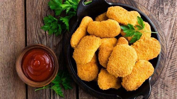 <p>Marketten satın aldığımız tavuk nugget’ların hızlı bozulmaması için yapım süreçlerinde zararlı sentetik maddeler kullanılmaktadır.<br />
</p>