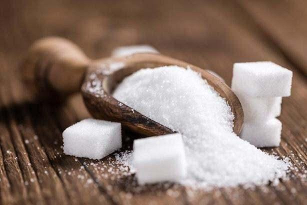 <p>Beyaz şeker; şeker pancarından elde edilmektedir ve fruktoz ile glukozdan oluşmaktadır. İçinde protein, yağ, vitamin ya da mineral bulunmaz.</p>
<p>Beslenme uzmanlarının çoğu rafine beyaz şekere vücudun hiç ihtiyacı olmadığını savunmaktadır.</p>