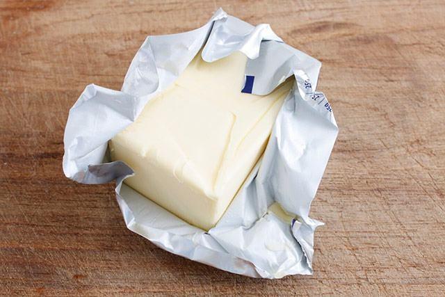 <p>Margarin üretiminde kullanılan trans yağ, potasyum sorbat, trans yağ, soya yağı ve gıda boyaları bu ürünü zararlı hale getirmektedir.</p>
