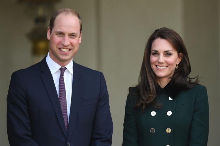 <p>2011 yılında Kate Middleton ile dünyaevine giren Prens William, geçtiğimiz günlerde sosyal medyada yayınlanan bir görüntüsü ile gündeme geldi. Yayınlanan görüntüler esnasında Kate Middleton'un mavi safir yüzüğü dikkat çekerken Prens William'ın yüzüğünün parmağında olmadığı fark edildi.</p>
