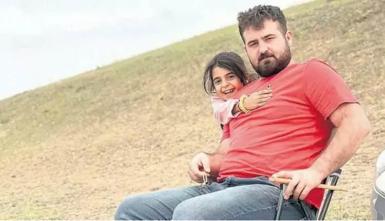 <p> Narin Güran cinayeti davasında, tutuklu olmayan ağabey Baran Güran sosyal medyadan dün bir dizi paylaşımlarda bulundu. Baran Güran , Instagram'dan tutuklu annesi Yüksel Güran, kardeşi Enes Güran ve Narin Güran'ın yer aldığı paylaşımlar yaptı. </p>

<p> </p>
