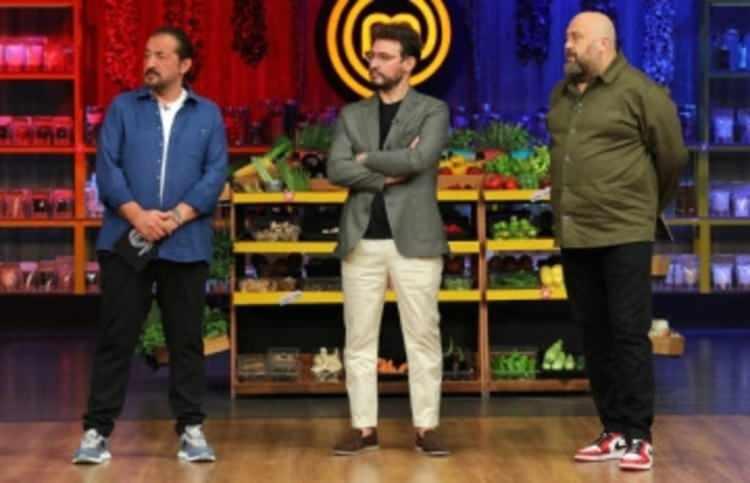 <p><strong>MasterChef Türkiye'de, yarışmacılar arasındaki rekabet, her geçen hafta daha da alevleniyor. Jüri üyeleri Mehmet Yalçınkaya, Danilo Zanna ve Somer Sivrioğlu heyecan dolu anlara tanıklık ederken, yarışma ekibinden alınan yeni karar ise şaşırttı.</strong></p>
