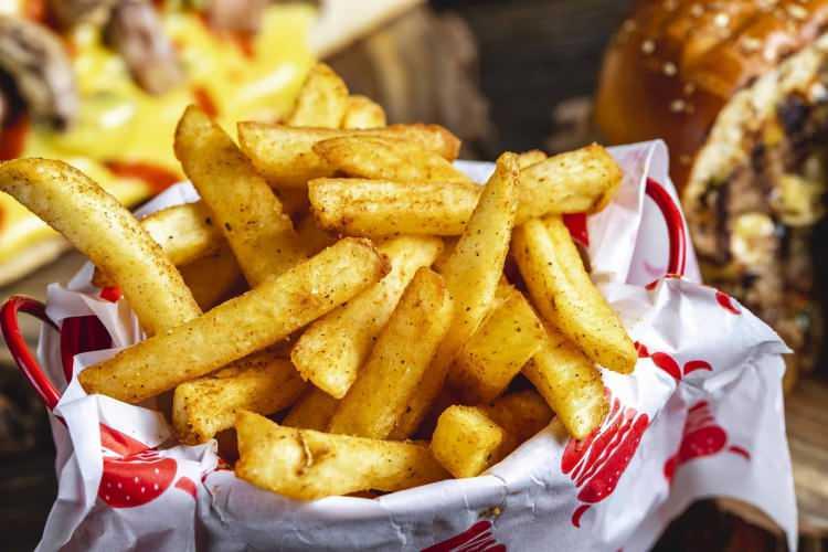 <p>Gencin doktoru Dr. Denize Atan'ın verdiği bilgiye göre, genç neredeyse sadece her gün yerel bir balık ve cips dükkanından aldığı patates kızartması, cips, beyaz ekmek ve nadiren jambon tüketiyordu.</p>