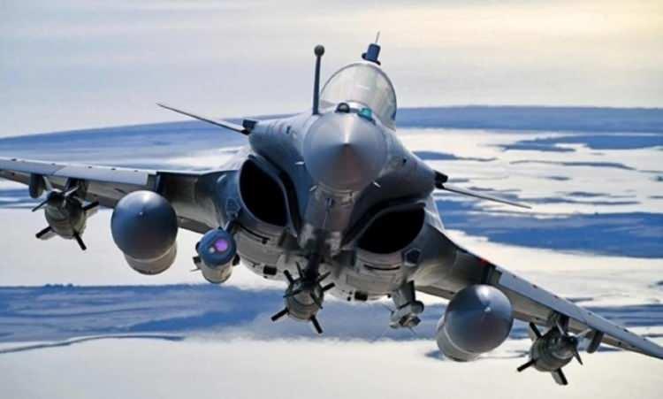 <p>Rafale ve Eurofighter jetlilerini karşılaştıran Yunan basını, Almanya'nın Eurofighter konusunda olumlu bir tutum sergilediğine dikkat çekti. </p>