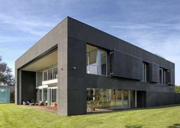 <p><span style="color:#B22222"><strong>7)  THE SAFE HOUSE</strong></span></p>

<p> </p>

<p>Safe House'un benzersiz özelliği, yer üstünde olması ve evin içine doğal ışık girmesini sağlayan cam pencerelere sahip olmasıdır. Dışarıdan bakıldığında katı bir beton kütlesi gibi görünse de, pencereler açıldığında iç mekan daha hafif hissediliyor.</p>

