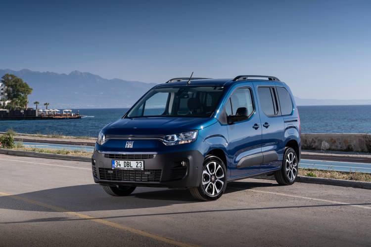 <p>Geçen ay 29 bin 544 hafif ticari araç satışı gerçekleşirken, Doblo eylül ayında 3 bin 984 ile yine en çok tercih edilen hafif ticari araç modeli oldu. Ford Tourneo Courier 3 bin 891 satışla ikinci, Fiat Fiorino 3 bin 511 satışla üçüncü sırada yer aldı.</p>
<p>Satış sayısında bu modelleri, 1801 ile VW Caddy, 1658 ile Ford Transit, 1619 ile VW Transporter, 1294 ile Renault Kangoo, 1153 ile Ford Transit, 1053 ile Citroen Berlingo ve 941 ile de Peugeot Partner izledi. En çok satılan ilk 10 model, toplam hafif ticari araç satışlarının yüzde 71'ini oluşturdu.</p>
<p> </p>