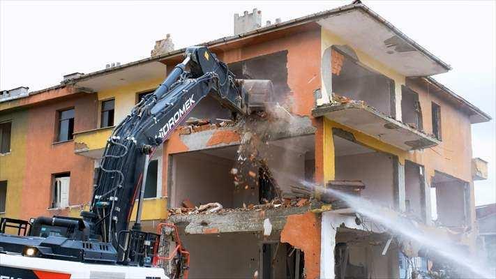<p>İstanbul'un 39 ilçesini kapsayan "Yarısı Bizden" kampanyasını Çevre, Şehircilik ve İklim Değişikliği Bakanlığına bağlı Marmara Kentsel Dönüşüm Genel Müdürlüğünün koordine ettiği, 26 Nisan-2 Haziran 2023'ü kapsayan ilk başvuru döneminde, e-Devlet üzerinden 106 bin 225 bina ve 1 milyon 225 bin 63 bağımsız bölüme ilişkin başvuru toplandığı belirtildi.</p>