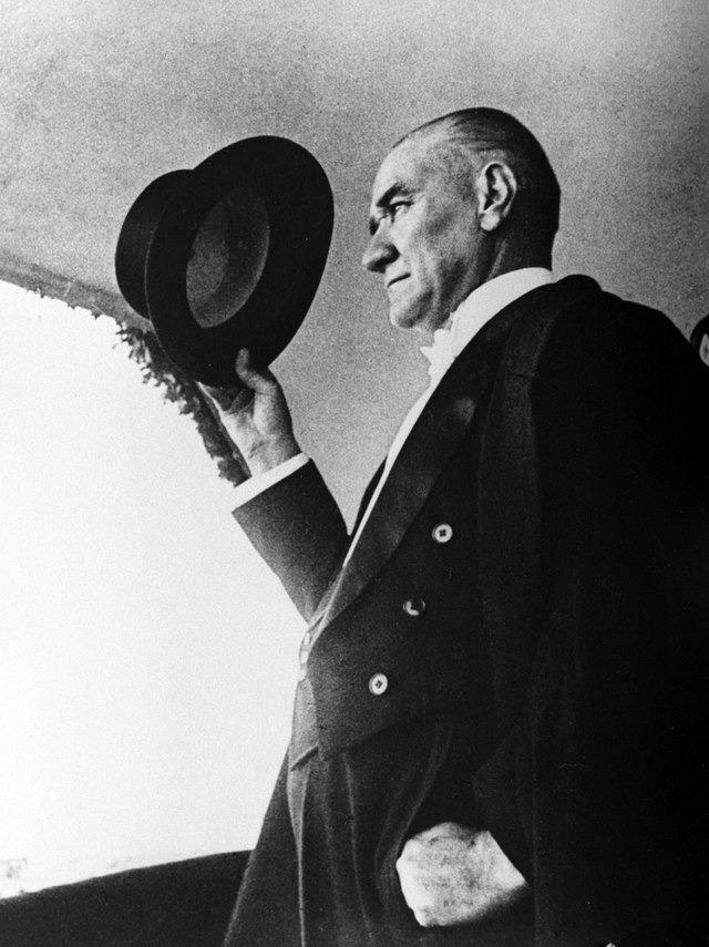 <p><em><span style="color:#FF0000"><strong>10 Kasım</strong></span></em></p>
<p><span style="color:#000000"><strong>Atatürk'ü Anma Günü</strong></span></p>
