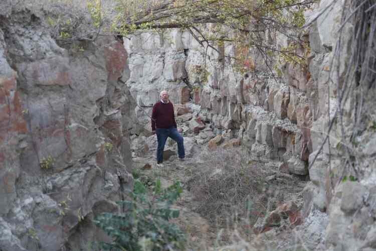 <p><em><strong>Deprem bahçemi ikiye ayırdı. Genişliği 3 metre, derinliği 4 metre ve uzunluğu da 15 metre olan bir yarık oluştu. Deprem sonrası bir arkadaşım bahçeye doğru inerken yarığı fark edip beni aradı. Bu bahçeyi böyle görünce çok üzüldüm ve korktum. Düşünüyorum burada bir ev olsaydı ne olurdu acaba. Bunu düşününce baya üzüldüm. Deprem sonrası yolda yarılmıştı ama aşağı inebilmek için kepçe ile yolu doldurdum. </strong></em></p>
