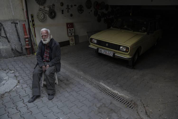 <p>Otomobil alacak ekonomik imkana sahip olduktan sonra Anadol markasına yönelen Ayan, neden böyle bir tercih yaptığı hakkında ise, "Ben, bayrağımı seven bir adamım. Vehbi Koç'u da çok seviyorum. Vehbi Koç'un yaptığı araba da yerli araba olduğu için Anadol'u tercih ettim. Logosunda bile Hitit geyiği vardır." ifadelerini kullandı.</p>

<p>​</p>
