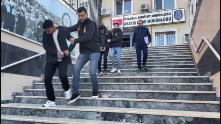 <div>Oto Hırsızlık Büro Amirliği ekipleri Bağcılar'da yaptıkları operasyonda şüpheliler Yüksel A. (19) ile Tolga E. (22)'yi gözaltına aldı. Şüpheli Yüksel A.'nın daha önceden 14 suç kaydı olduğu belirlendi. </div>
