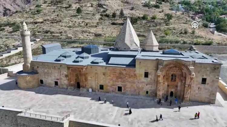 <p>Yaklaşık 9 yıl süren çalışmaların ardından ziyarete açılan Divriği Ulu Camii ve Darüşşifası, Avrupalı bilim insanları tarafından da 'Anadolu'nun El-Hamrası' şeklinde nitelendiriliyor. </p>
