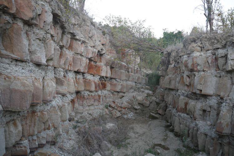 <p>Tarlasındaki devasa yarığı komşularının söylemleri sonrası fark eden Öztürk, gördüğü manzara karşısında ürktü.</p>

<p> </p>
