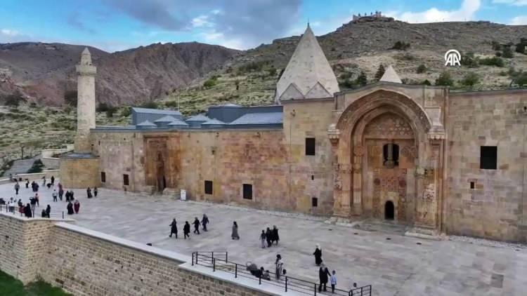 <p>Divriği Ulu Camii ve Darüşşifası'nın son 6 ayda adeta ziyaretçi akınına uğradığını belirten Divriği Ulu Camii İmam Hatibi ve gönüllü mihmandarı Nail Ayan; <em><strong>"Bu eser için söylenecek çok söz vardır ama bizim sloganımız 'Görmeden ölmeyin' "</strong></em> dedi.</p>
