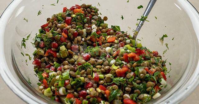 <p>Sağlıklı bir yaşam tarzı için yeşil mercimeği beslenmenize dahil etmek, yeşil mercimeğin faydalarından yararlanmanın en lezzetli yoludur.</p>
