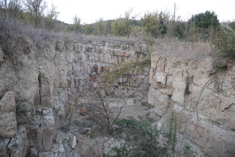 <p>Asrın felaketi olarak nitelendirilen depremde Hatay'ın Defne ilçesi Çınarlı Mahallesi'nde bulunan Süleyman Öztürk'e ait 18 dönümlük tarla ikiye ayrıldı. İkiye ayrılan tarlada ortaya çıkan 4 metre derinliğe ve 3 metre genişliğe sahip yarık, depremin ardından uzun bir süre sonra vatandaşlar tarafından fark edildi. </p>
