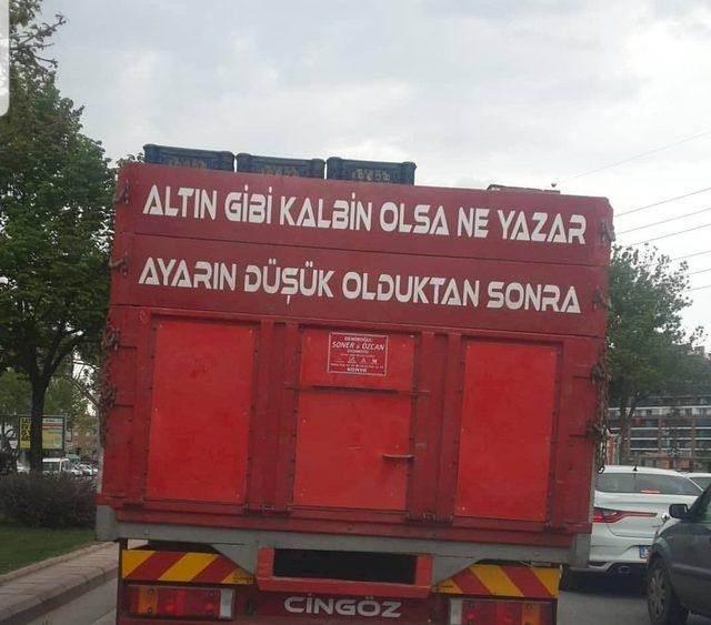 <p>Bir ülkenin insanlarını tanımak için kamyon arkası yazılarına bakmak yeterli olmasa da hatırı sayılır bir gerekçe. </p>
