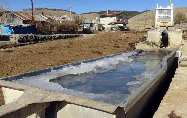 <p>İlçeye 5 kilometre uzaklıktaki Acısu Deresi de tamamen dondu.</p>
