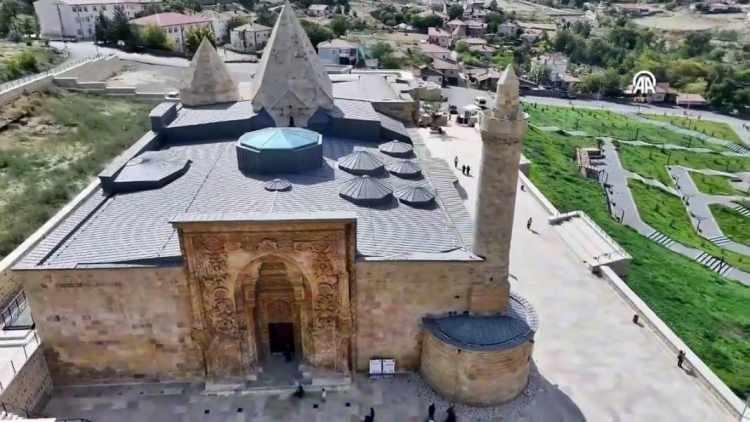 <p>800 yıllık tarihi Divriği Ulu Camii ve Darüşşifası tarihinin en önemli ve kapsamı restorasyon çalışmasını gerçekleştirmişti.</p>
