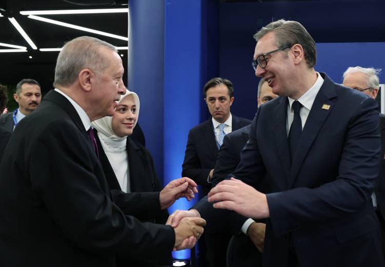 <p>Cumhurbaşkanı Erdoğan, Sırbistan Cumhurbaşkanı Aleksandar Vucic ile selamlaştı.</p>

<p> </p>
