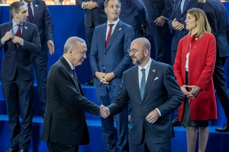 <p>Cumhurbaşkanı Erdoğan, AB Konseyi Başkanı Charles Michel ile selamlaştı.</p>

<p> </p>
