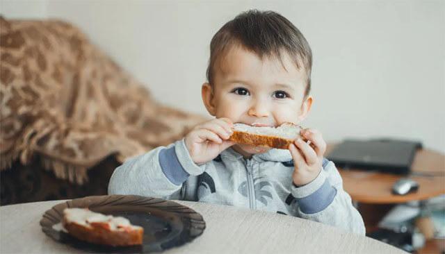 <p>Ekmek, sağlıklı bir beslenmenin parçası olabilir, ancak hangi türünü tüketeceğiniz ve ne kadar yediğiniz önemlidir. Her gün ekmek yenirse, <strong>beyaz ekmek</strong> gibi rafine karbonhidratlar içeren türler sağlık sorunlarına yol açabilir.</p>
