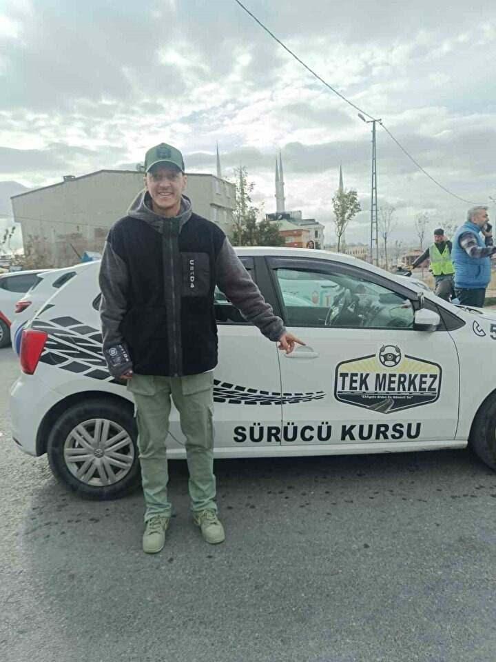 <p>Geçtiğimiz gün A1 motosiklet ehliyeti almak için saat 10.45’te Arnavutköy’de bulunan Taşoluk Trafik Eğitim Parkuru’na giren Mesut Özil, sınava girdi. </p>
