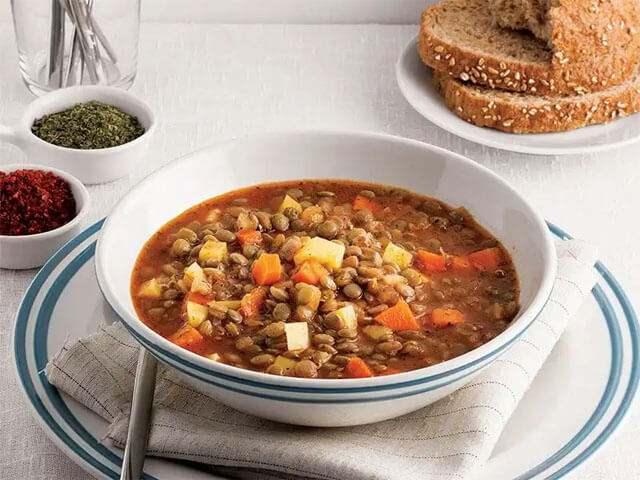 <p>Yeşil mercimek, çorba, salata, pilav ve birçok yemekte kullanılabilir. Özellikle yeşil mercimek çorbası, hem <strong>lezzetli</strong> hem de <strong>besleyici</strong> bir seçenektir.</p>
