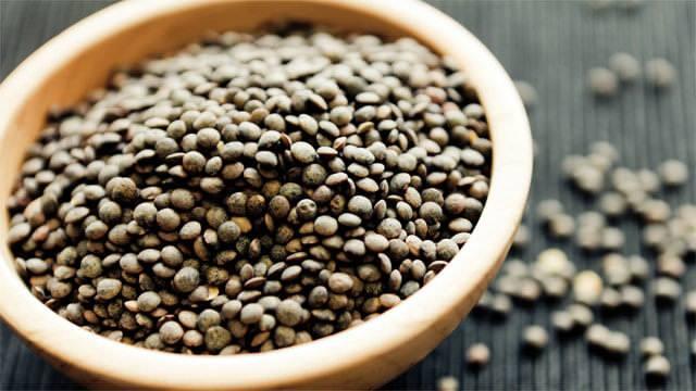 <p>Yeşil mercimek, yumurtadan <strong>10 kat</strong>, etten ise <strong>25 kat</strong> fazla protein içerir. Bu, yeşil mercimeğin faydaları arasında <strong>kas gelişimini desteklemek</strong> ve <strong>bağışıklık sistemini güçlendirmek</strong> için önemli bir yer tutar. Ayrıca, yüksek lif oranı sindirim sisteminin düzenli çalışmasına yardımcı olur.</p>