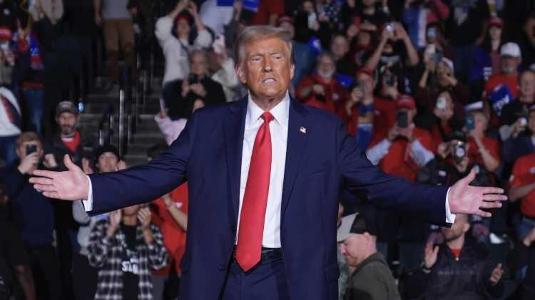 <p><span style="color:#B22222"><strong>TRUMP SEÇİMİ İKİNCİ KEZ KAZANARAK ABD BAŞKANI OLDU!</strong></span></p>
<p> </p>
<p>ABD seçimlerinde oy sayımı sürerken, resmi olmayan sonuçlara göre Cumhuriyetçi aday Donald Trump ikinci kez ABD'nin başkanı oldu.</p>