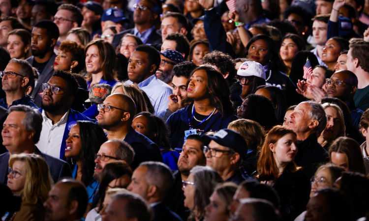<p>Kamala Harris destekçileri seçim sonuçlarını büyük bir züüntüyle izledi.</p>