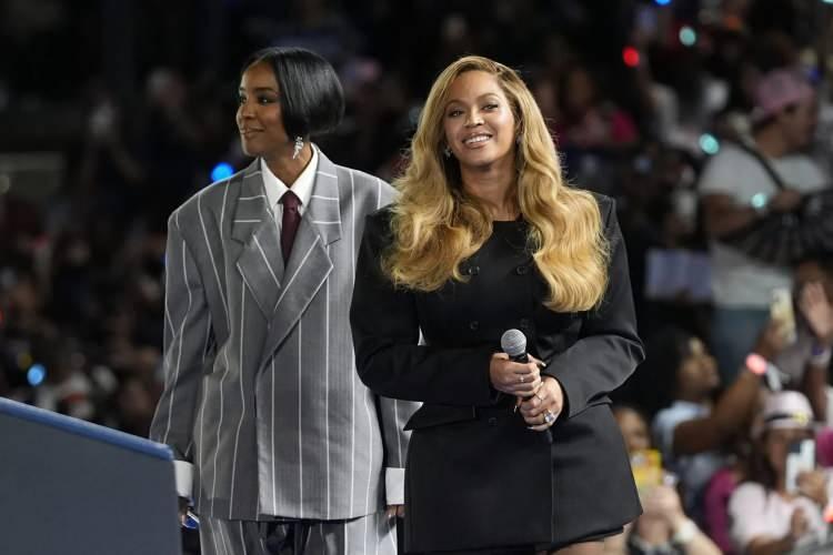 <p><span style="color:#FF0000"><strong>BEYONCE VE KELLY ROWLAND</strong></span></p>
<p>Demokrat aday için dünyaca ünlü şarkıcı Beyonce ve Destiny’s Child grubunda birlikte yer aldığı Kelly Rowland Texas’a giderek mitingde konuşma yaptı.</p>