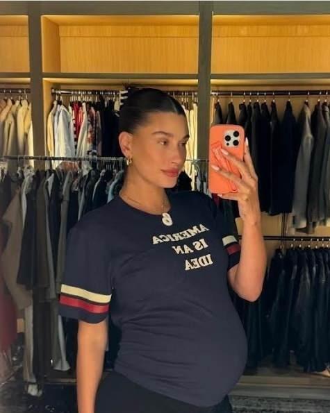 <p><span style="color:#FF0000"><strong>HAILEY BIEBER</strong></span></p>

<p>Kamala Harris’in seçime hazırlandığını öğrenildiğinden beri desteğini açıkça belirten Hailey Bieber, ilk olarak tarafını Harris’i desteklemek için tasarlanan özel koleksiyondan giydiği kıyafetle göstermişti.</p>
