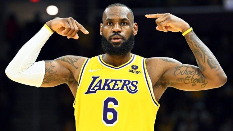 <p>LeBron James gibi isimler de sosyal medyadan Harris’e desteklerini açıklarken adaylarının başkanlık yarışını kaybetmesiyle yenilen tarafta yer aldılar.</p>
