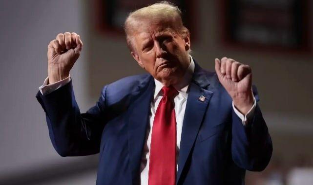 <p><span style="color:#B22222"><strong>DONALD TRUMP’LA KAZANANLAR</strong></span></p>

<p><br />
Seçim sürecinde pek çok ünlü Trump’a desteğini belli etse de Trump’ın her mitingde yanında farklı bir Hollywood ünlüsü bulunmuyordu</p>

