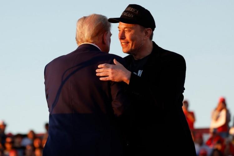 <p>Trump’a destek için Philadelphia şehrinde ilk kez tek başına miting düzenleyen Musk, Cumhuriyetçileri oy kullanmaya teşvik eden dilekçeyi imzalayan kişilere seçime kadar her gün çekilişle 1 milyon dolar vereceğini açıklamıştı</p>
