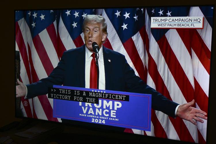 <p>ABD'de resmi olmayan sonuçlara göre başkan seçilen Donald Trump, zafer konuşmasını gerçekleştirdi. </p>

