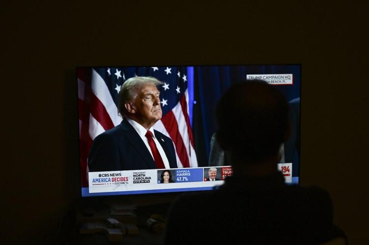 <p>Trump'tan önce aralıklı olarak iki dönem başkanlık görevinde bulunan son isim, 1892'de tekrar Oval Ofis'e dönen Grover Cleveland idi.</p>

<p>Daha önce bir seçim kaybettikten sonra tekrar Oval Ofis'e dönebilmiş en son ABD Başkanı, 1885 ila 1889 yılları arasında bir dönem başkanlık yaptıktan sonra 1888 seçimini kaybeden, ardından da 1892'de Cumhuriyetçi Başkan Benjamin Harrison'ı mağlup edip dört yıllık bir aradan sonra yeniden Beyaz Saray'a dönen Grover Cleveland idi.</p>
