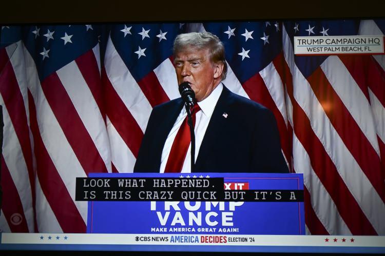 <p>Trump, ilk dönem başkanlığına Demokrat rakibi Hillary Clinton'ı yenerek Ocak 2017'de başlamıştı.</p>

<p> </p>

<p>Kasım 2020'de yapılan seçimlerde Demokrat rakibi Joe Biden'ın kazanmasıyla 20 Ocak 2021'de görevinden ayrılan Trump, Cumhuriyetçi Parti'nin ön seçimlerini kazanarak tekrar aday olmuştu.</p>
