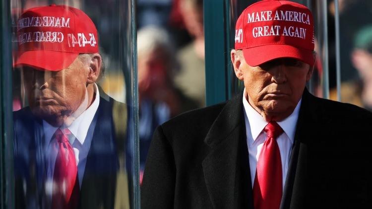 <p>Donald Trump, 14 Haziran 1946'da New York'ta doğdu. 1960'lı yılların başında liseyi terk etmiştir. Ardından askeri akademide okuyan Trump, 1968'den sonra Pensilvanya'da bulunan Wharton Institute'de işletme bilimleri eğitimi aldı. Üniversite yıllarında babası Fred Trump'ın emlak ve inşaat firmasında çalıştı. Donald Trump 1999'da babasının alkol bağımlılığı sebebiyle hayatını kaybetmesi sebebiyle hayatı boyunca alkollü içkiden ve sigaradan kaçındı.</p>
<p> </p>