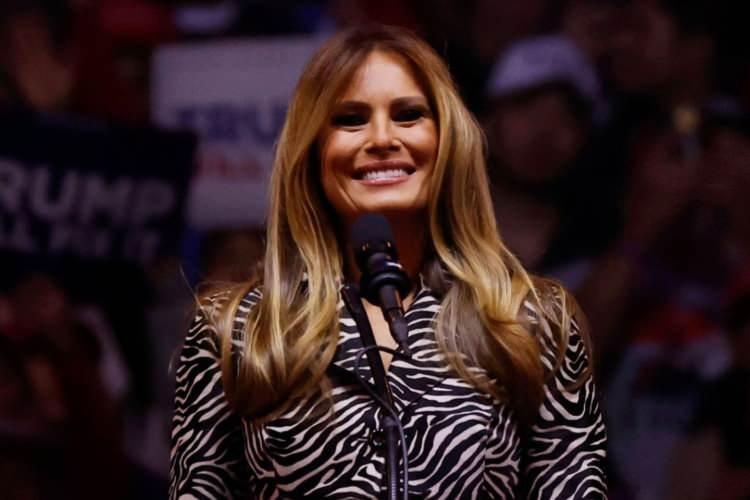 <p>26 Nisan 1970 doğumlu olan Melania Trump  Amerikalı eski manken, değerli mücevher ve saat tasarımcısıdır.</p>

<p>Yugoslavya'da doğmuştur, öte yandan 2001 yılında ABD'de kalıcı oturma hakkına sahip olmuş, 2006 yılında Amerikan vatandaşlığına geçmiştir. 2016 seçimlerinde eşi Donald Trump'ın başkan seçilmesiyle birlikte First Lady oldu.</p>

<p>Bunun ardından 6. ABD First Lady'si Louisa Adams'tan sonra Amerika'nın ikinci göçmen First Lady'si olmuştur.</p>
