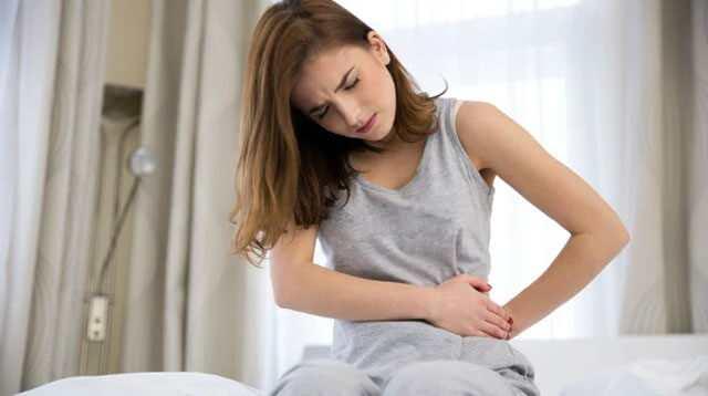<p>Chia tohumları, <strong>yüksek lif içeriği</strong> sayesinde sindirim sistemine büyük katkı sağlar. Chia tohumlu su, sıvılarla birleştiğinde jel kıvamına gelir ve bu da bağırsaklarda bir "<strong>pist</strong>" gibi hareket eder.</p>