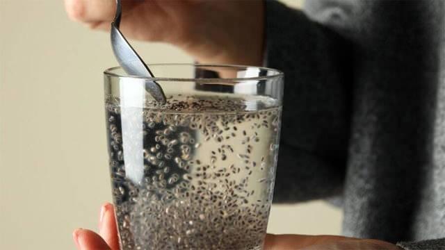 <p>Chia tohumlu su, <strong>yüksek lif ve protein içeriği</strong> ile uzun süreli tokluk hissi sağlar. Lif, mideyi doldurur ve sindirim sürecini yavaşlatır, böylece açlık hissini azaltır ve gereksiz atıştırmalıkları önler.</p>