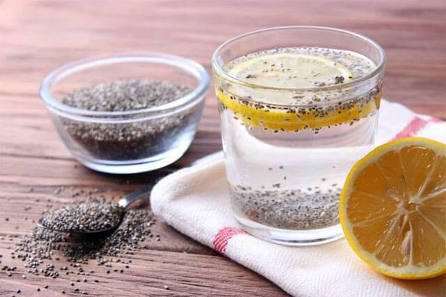 <p>Chia tohumlu suyun faydalarından biri de metabolizmanın hızlanarak vücudun <strong>yağ yakma kapasitesini</strong> artırmasıdır. Düzenli olarak chia tohumlu su tüketmek, <strong>kilo kaybını</strong> destekler.</p>