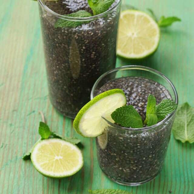 <p>Chia tohumları, <strong>karbonhidrat ve protein</strong> açısından zengin bir kaynaktır, bu da onları mükemmel bir enerji verici yapar. Chia tohumlu suyu içmek, gün boyunca enerjinizi dengede tutmanıza yardımcı olur. Bu içecek, vücudunuzu besler ve <strong>yorgunluktan korunmanıza</strong> yardımcı olabilir.</p>