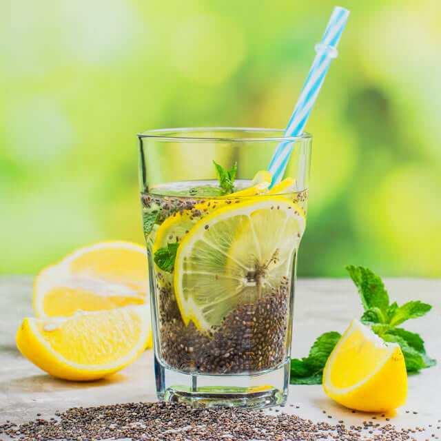 <p>Ayrıca, chia tohumları içerdiği <strong>antioksidanlarla</strong> serbest radikalleri etkisiz hale getirerek hücre sağlığını korur, bu da yaşlanma sürecini yavaşlatabilir. Chia tohumlu suyun faydaları arasında, vücudu enerjiyle besleyerek <strong>yorgunluğu</strong> önlemek de bulunur.</p>
