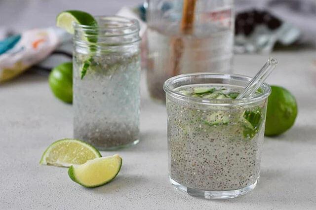 <p>D&uuml;zenli olarak chia tohumlu su i&ccedil;mek, kolesterol seviyelerinin sağlıklı bir şekilde dengelenmesini sağlar. Chia tohumlu suyun faydalarından biri de <strong>kalp sağlığını iyileştirerek</strong>, uzun vadede daha sağlıklı bir yaşam tarzı sunmasıdır.</p>
