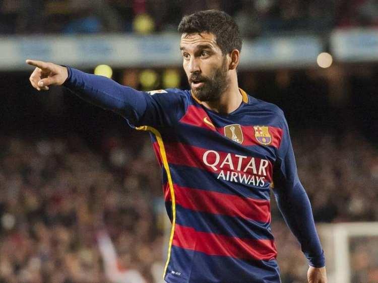 <p>Milli futbolcunun İngiltere'de Leicester City'de geçirdiği döneme de değinilen haberde Barcelona'nın <strong>Arda Turan</strong>'dan bu yana hiçbir Türk futbolcuyu transfer etmediği belirtildi.</p>